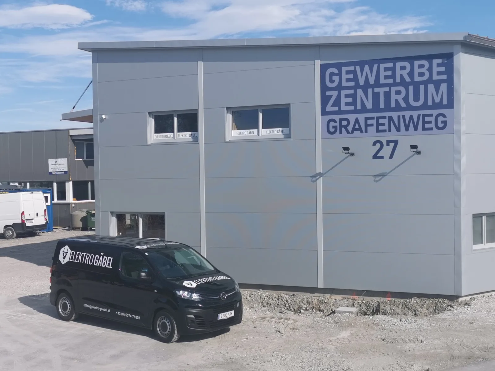Firmengebäude von Elektro Gäbel im Gewerbezentrum Grafenweg 27 in Hard, davor der beschriftete Firmenwagen